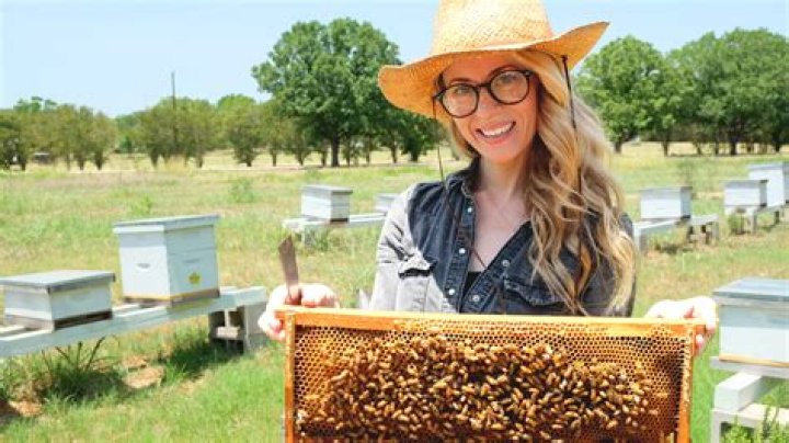 Erika Thompson – Bee Lady Height, Weight, Net Worth, Age, Birthday, Wikipedia, Who, Nationality, Biography